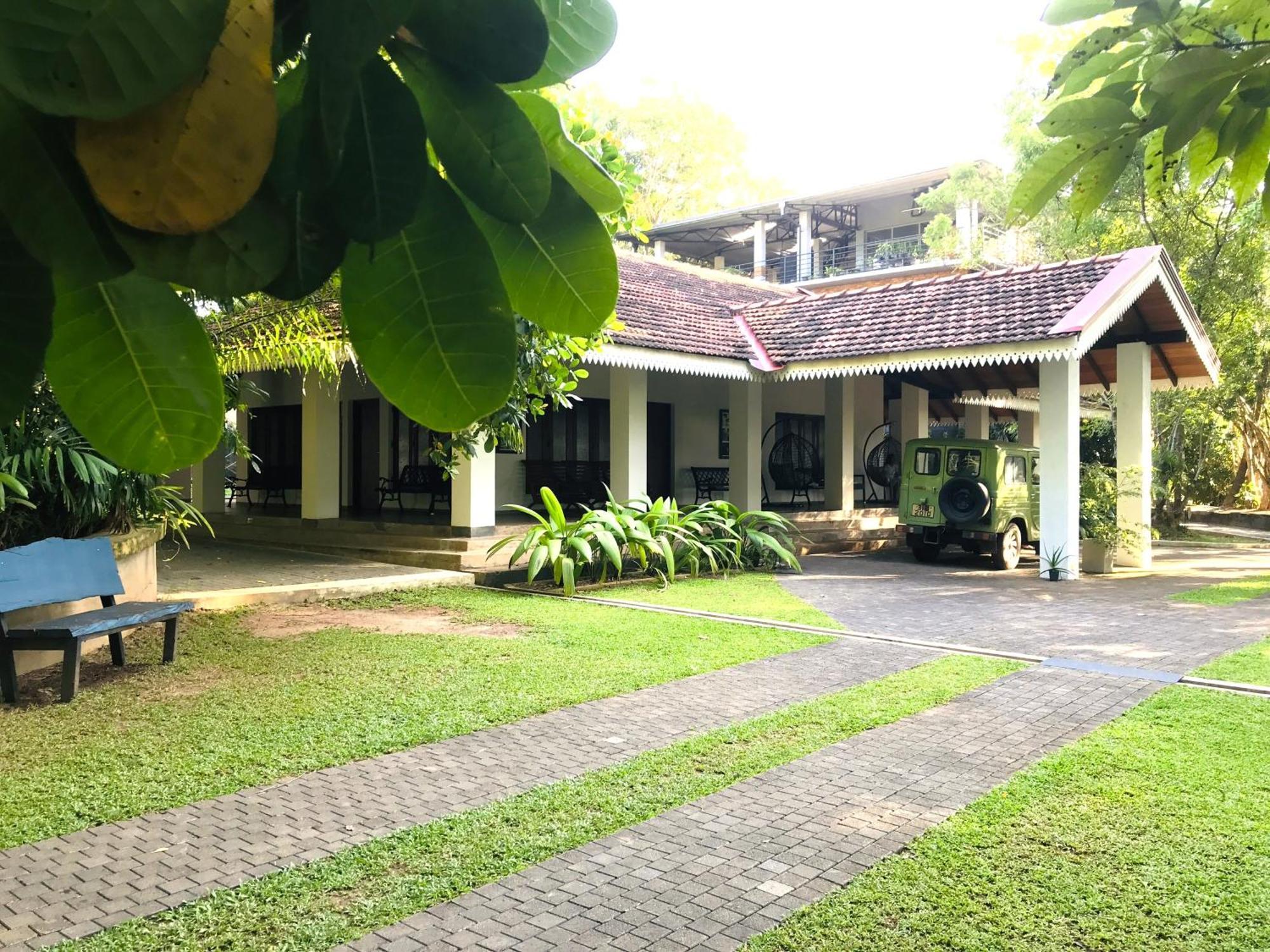 Ceylon Kingsmen Garden Hotel - Katunayake Негомбо Екстериор снимка